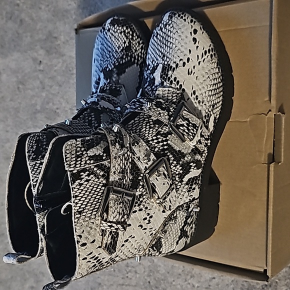 Boohoo Stud Snake Chunky Boots - Picture 2 of 7